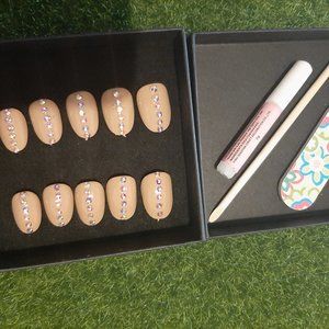 Short nails w rhinestones